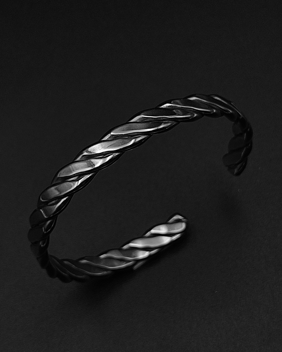 Vega Twisted Cuff